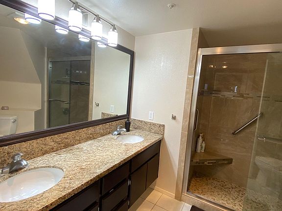 Master Bath w/ granite countertops