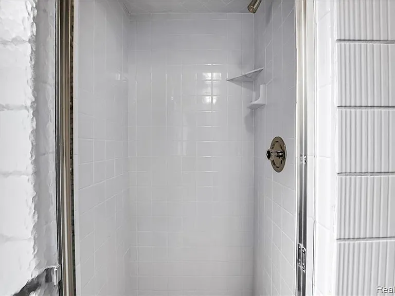 455 Linden Rd — Photo 34