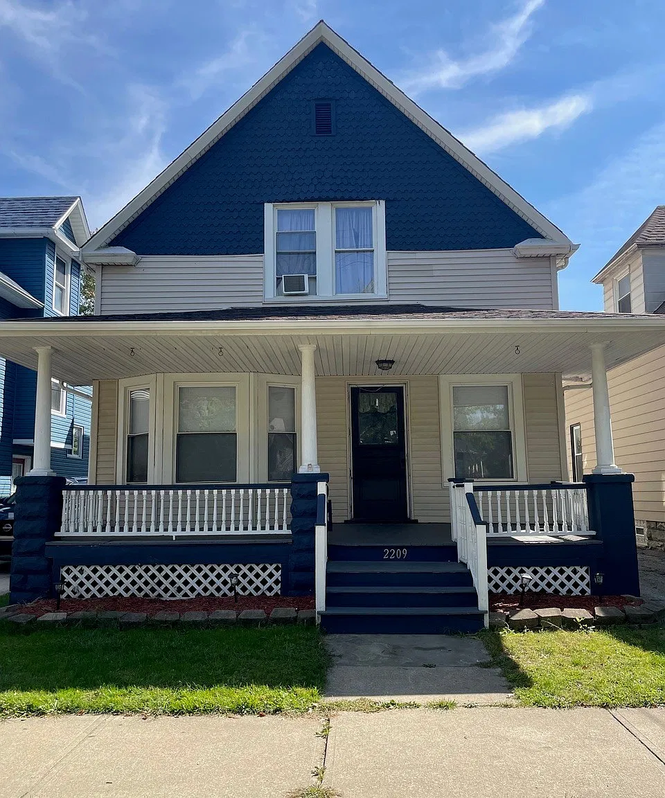 2 bed, 1.0 bath, 2756 sqft, $1,100 — Photo 1