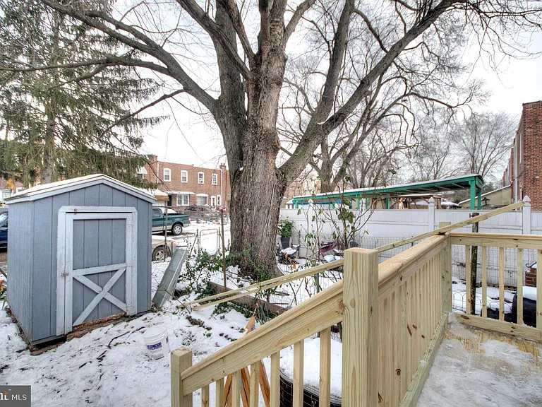 1327 Jackson St — Photo 35
