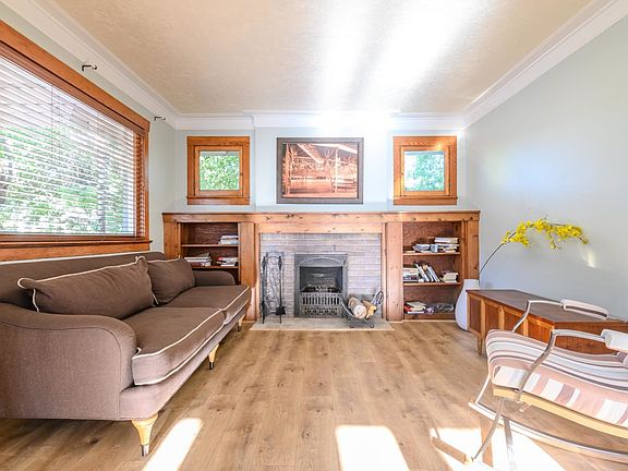 3rd image of 417 E Logan Ave
