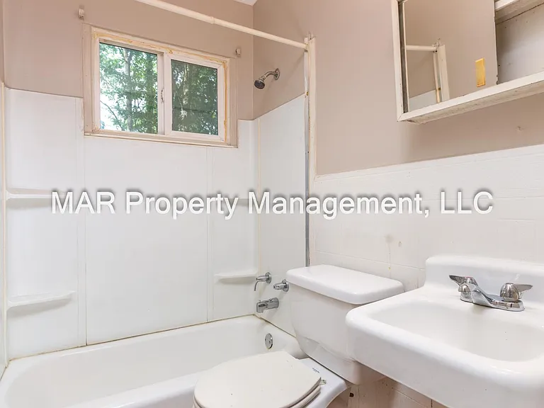 1035 Chester Ave #UP — Photo 4