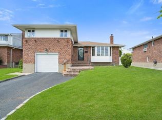 98 Stephen St, Levittown, NY 11756