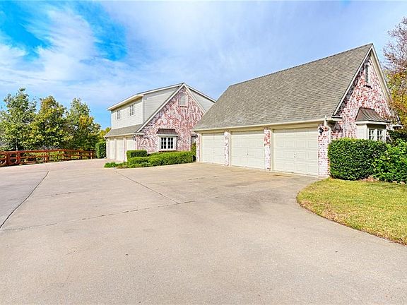 3rd image of 2 Woody Crest Cir