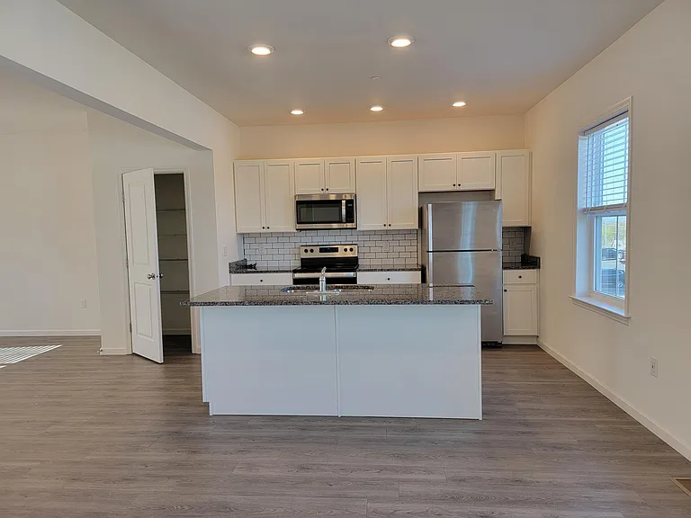 4620 Commerce St — Photo 6