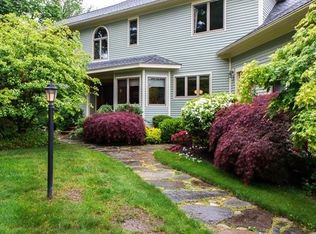 9 Canterbury Ln, Amherst, MA 01002