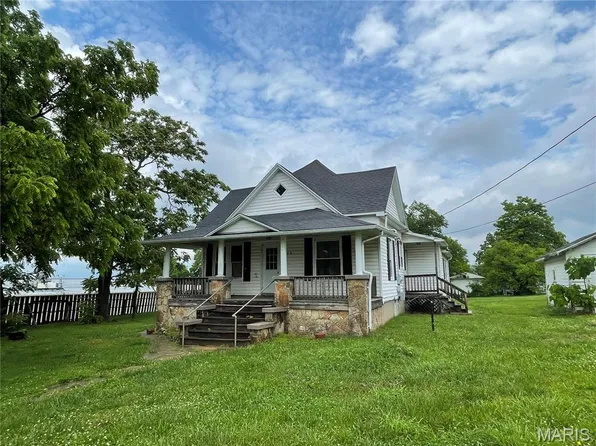 108 E 3rd St, Dixon, MO 65459