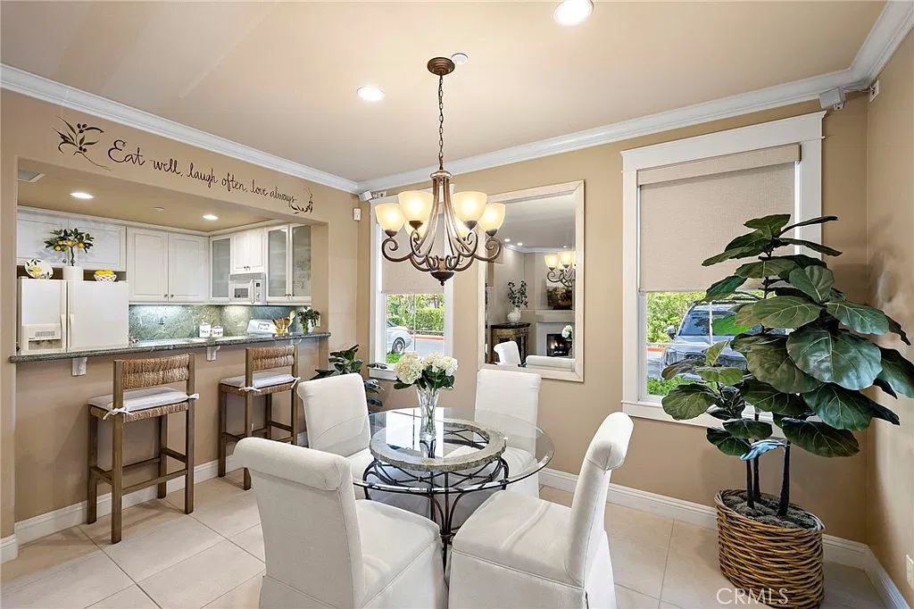 3 bed, 2.5 bath, 1450 sqft, $4,800 — Photo 3
