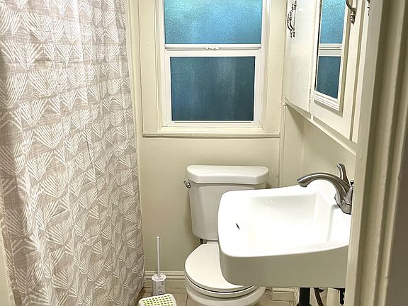 5th image of 1648 E Del Mar Blvd #A