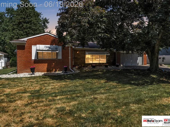 14000 Warner Ct, Livonia, MI 48154