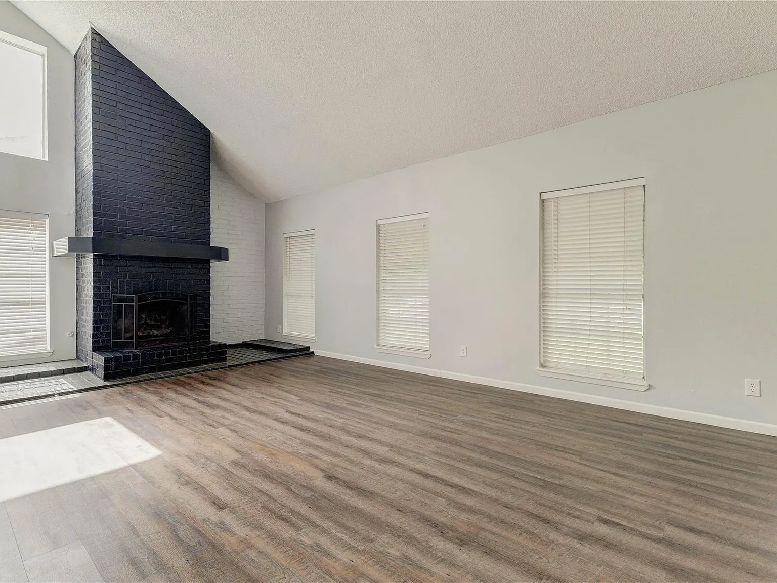 3 bed, 2.5 bath, 2618 sqft, $2,200 — Photo 4