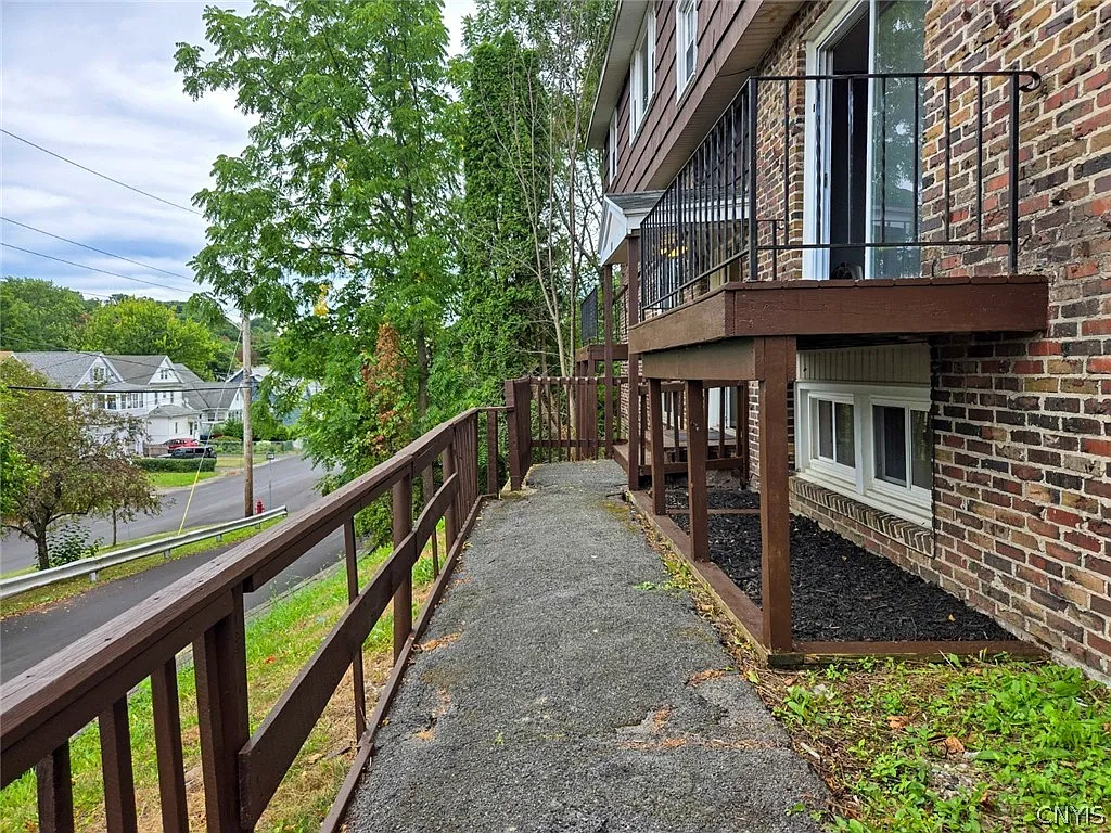 2 bed, 1.0 bath, 4680 sqft, $1,350 — Photo 3