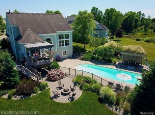 1040 Cross St, Oxford, MI 48371