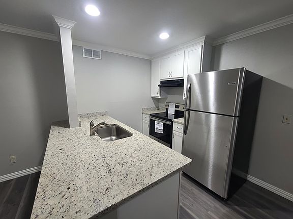 3rd image of 1810 N Fitzhugh Ave APT 102