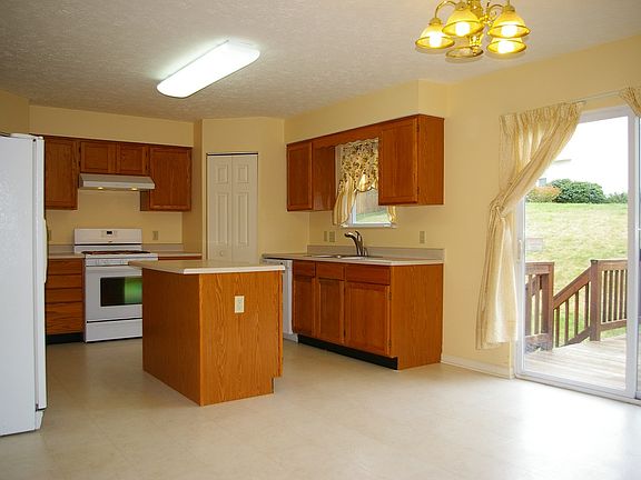 kitchen w/center island