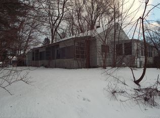 5581 Savoy Dr, Waterford, MI 48327