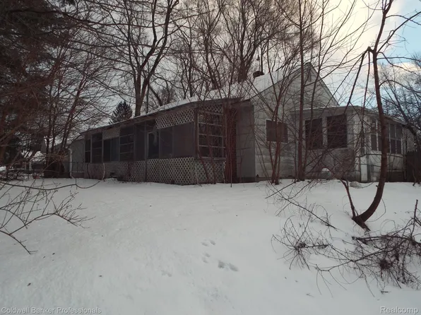 5581 Savoy Dr, Waterford, MI 48327