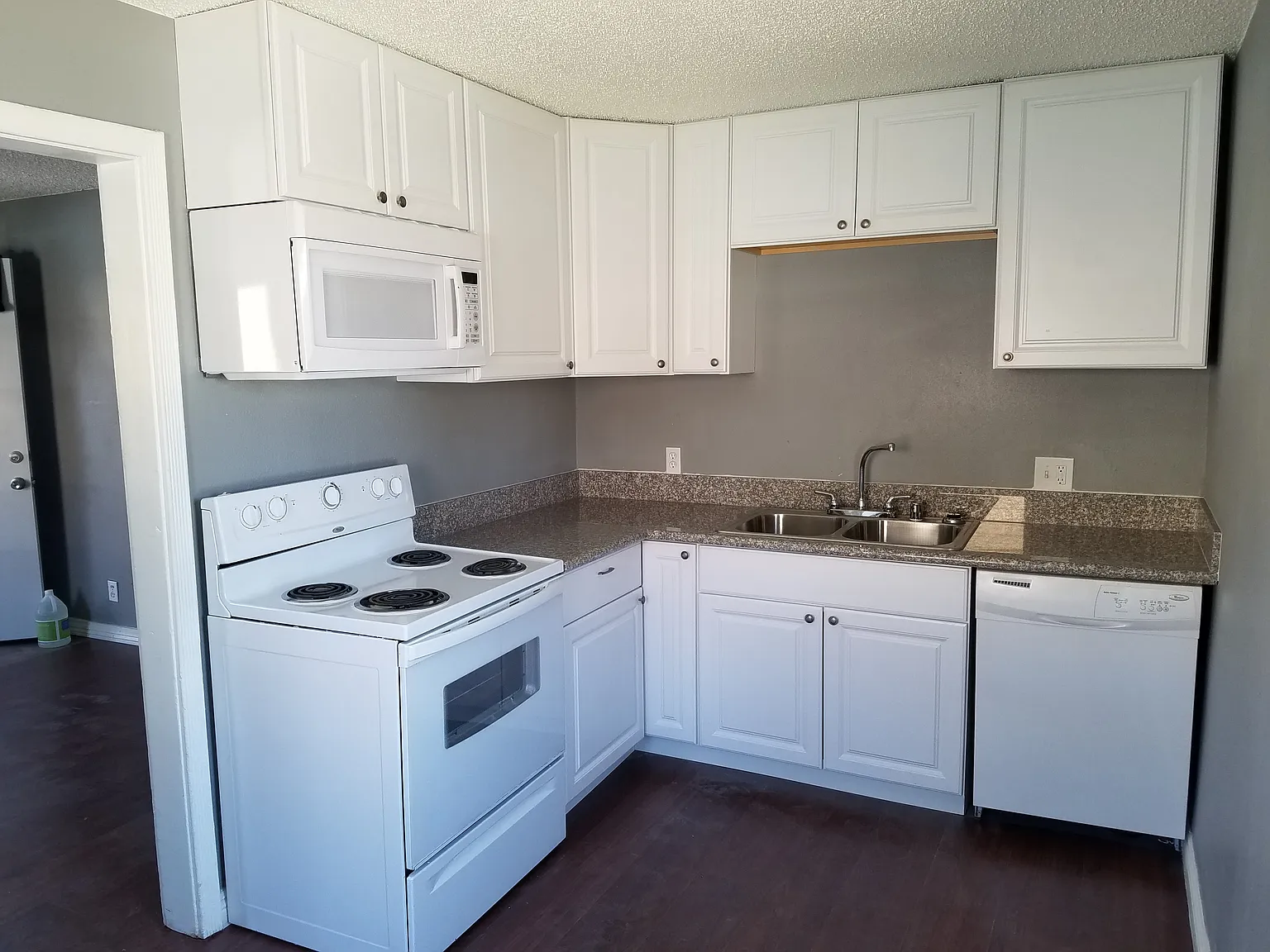 1 Bedroom 1 Bath — Photo 1