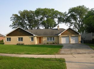 830 E Greenview Rd, Itasca, IL 60143