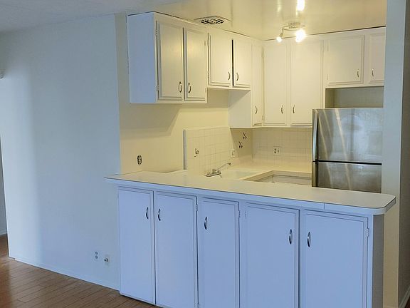 2nd image of 942 10th St APT 5