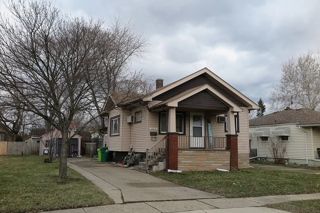 22031 Oakwood Ave photo 1