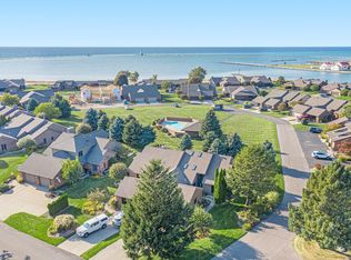 255 Harbor Dr, Ludington, MI 49431
