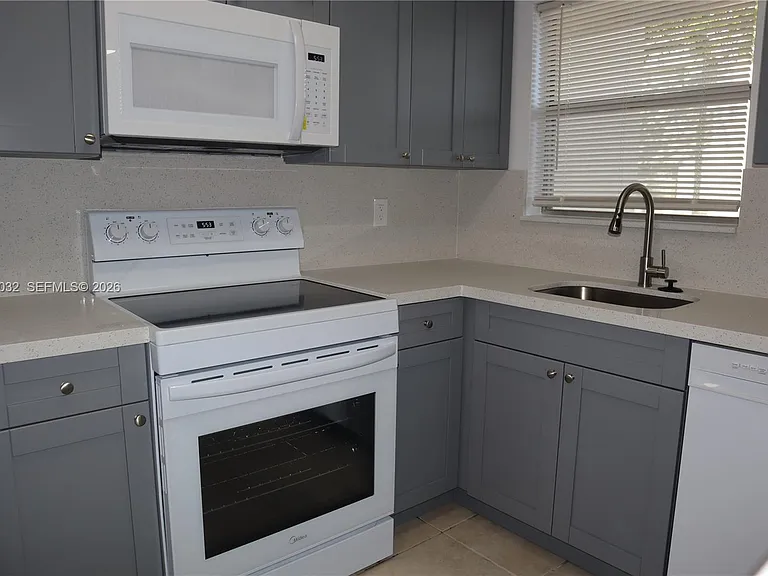8500 Sunrise Lakes Blvd #111 — Photo 3