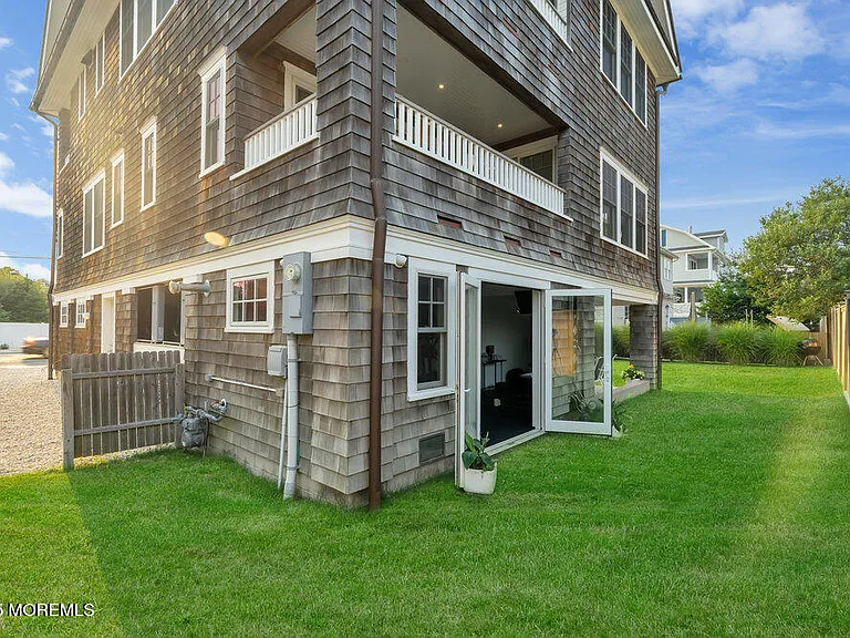 985 Ocean Ave — Photo 46