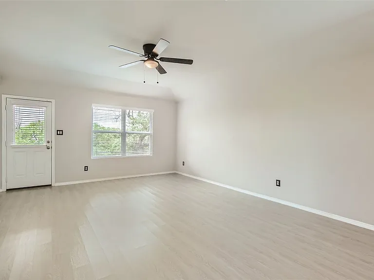 9110 Longhorn Park — Photo 5