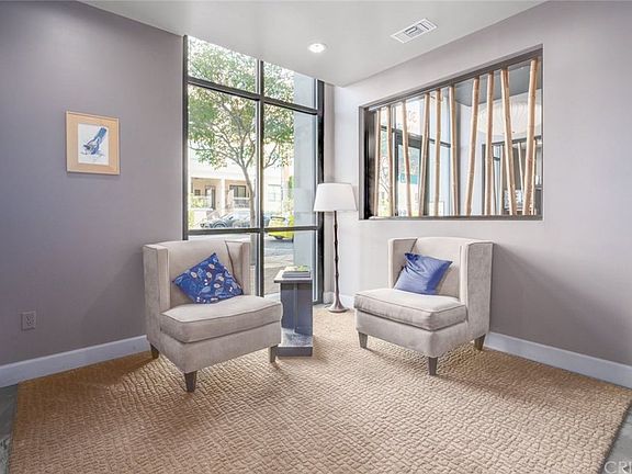 5th image of 300 E 4th St Unit 206