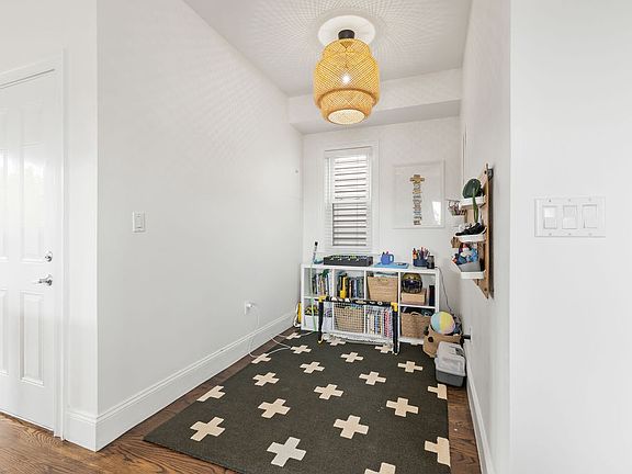 5th image of 735 E 3rd St #3