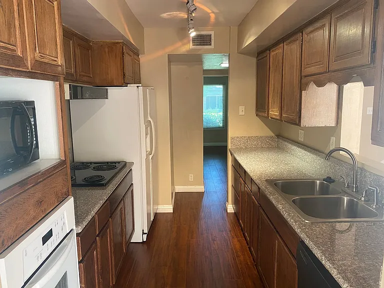 3016 El Camino Ave — Photo 6