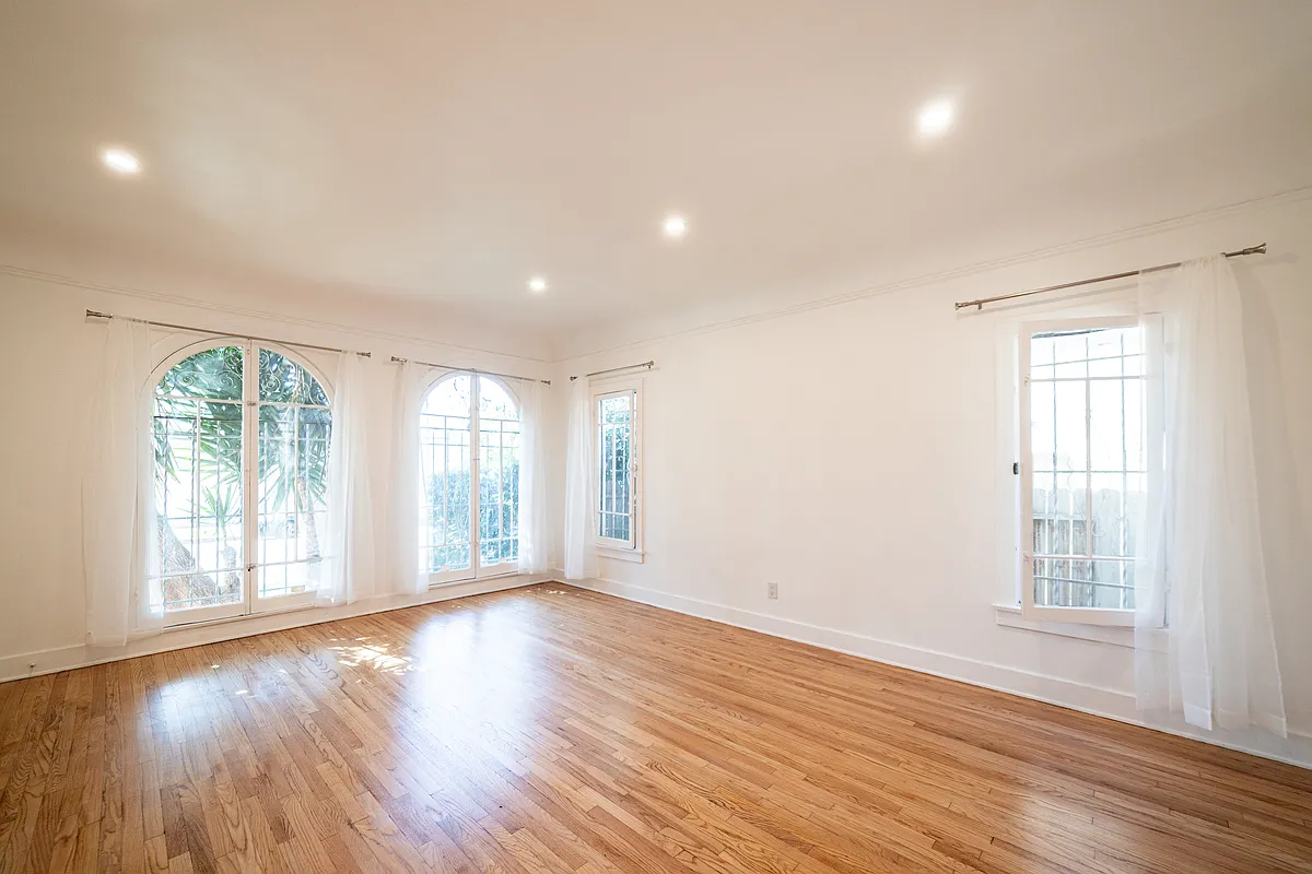 Building Photo - 242 S Sycamore Ave #1/2