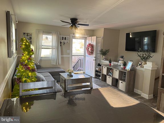 5th image of 1031 Shoreland Dr