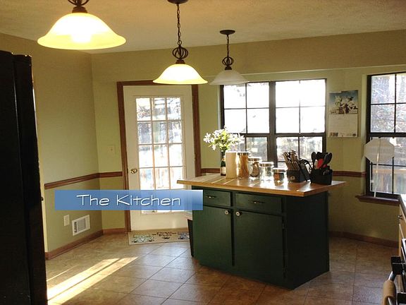 Beautiful Kitchen with Island!