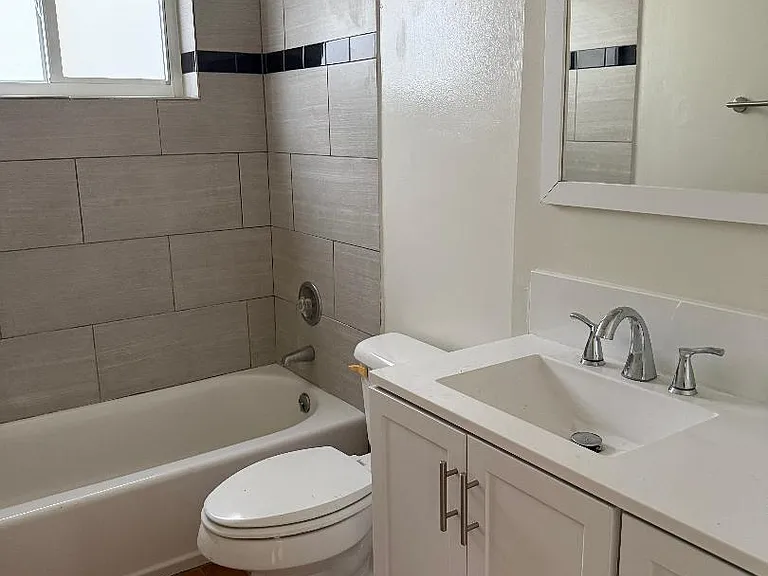1913 NE 2nd St #1 — Photo 8