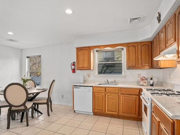 2nd image of 419 Amsterdam Ave