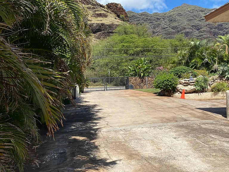 GATED ENTRANCE INTO THE PROPERTY, WITH BEAUTIFUL MOUNTAIN VIEW IN FRONT OF THE OHANA COTTAGE.