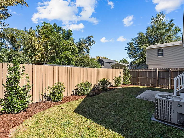 1215 Wooster St — Photo 41