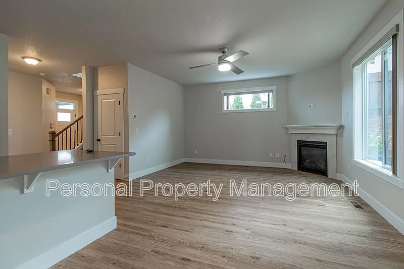 4 bed, 2.5 bath, 1839 sqft, $2,795 — Photo 4