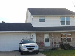 718 Hawthorne Ln, Genoa, IL 60135