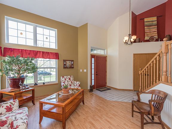4th image of 542 Fairfax Ln