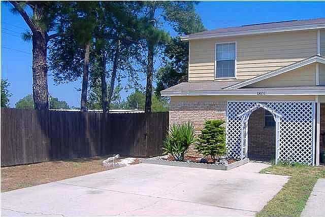 Lovely 2-story END unit in Fort Walton Beach