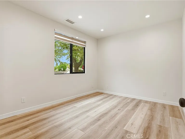 10913 White Oak Ave — Photo 9