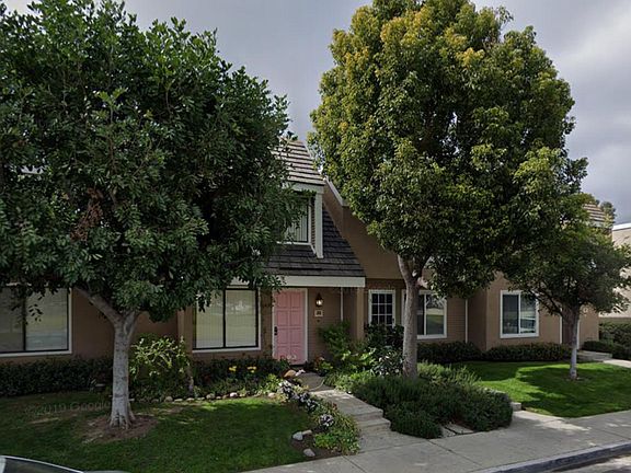 Street parking available directly in front of Townhouse!