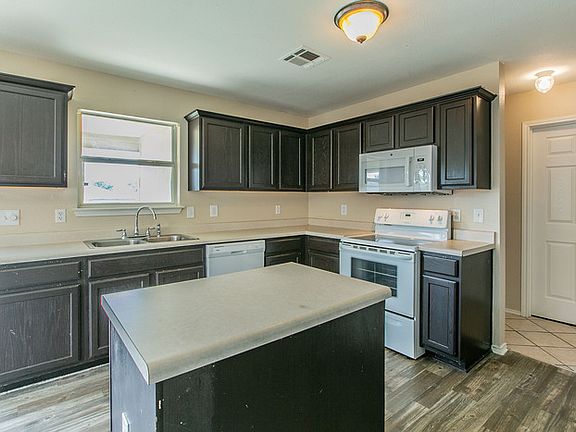 5th image of 1302 Fox Creek Dr