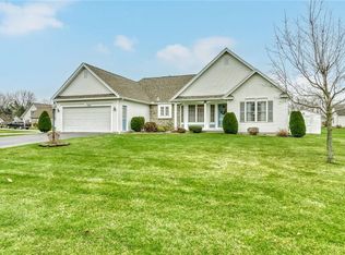 886 Meadow Ridge Ln, Webster, NY 14580