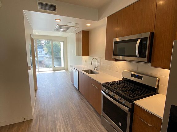 4th image of 3525 Indiana St Unit 2