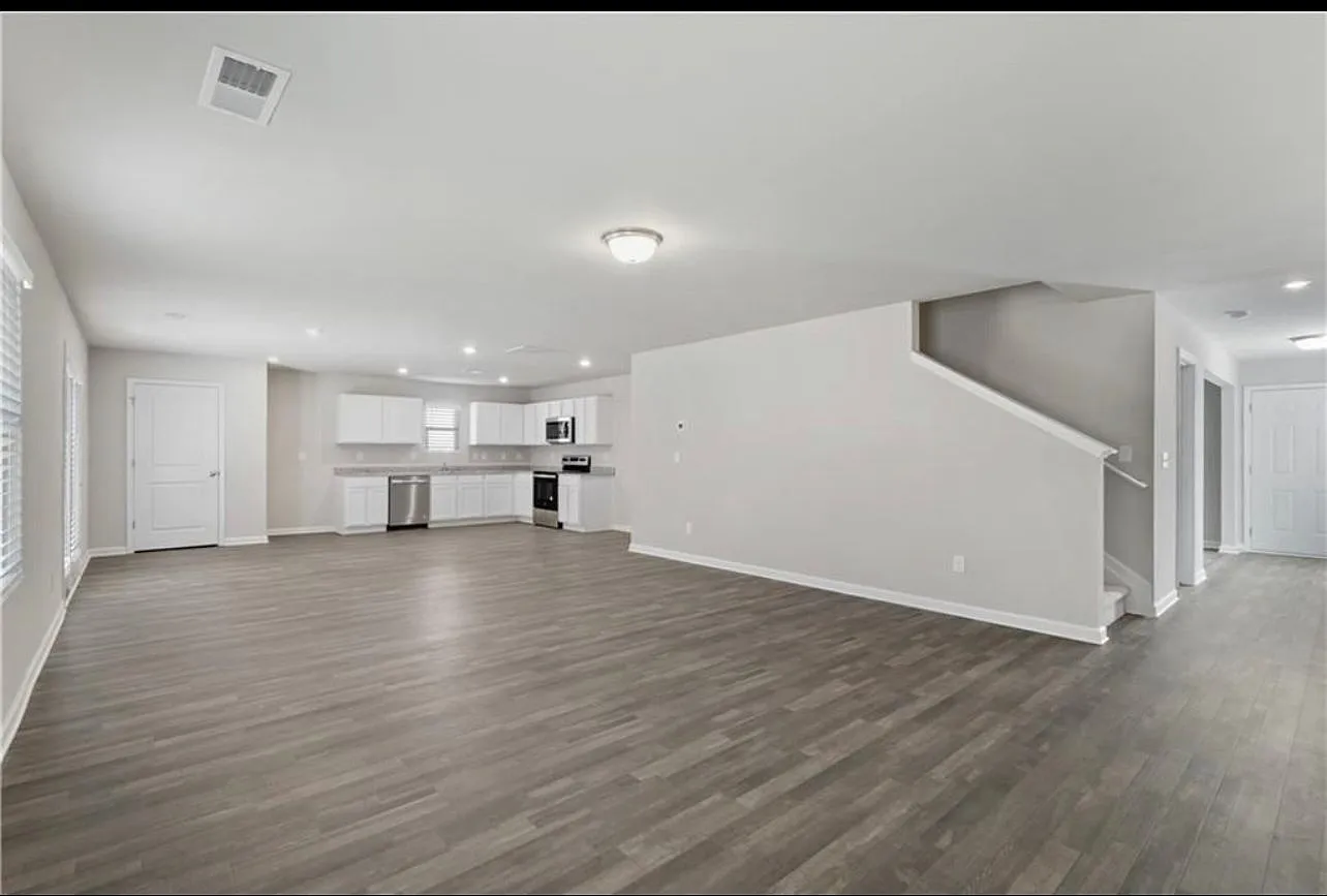 4 bed, 2.5 bath, 2376 sqft, $2,200 — Photo 2