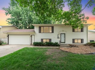3104 S Hawthorne Ave, Sioux Falls, SD 57105